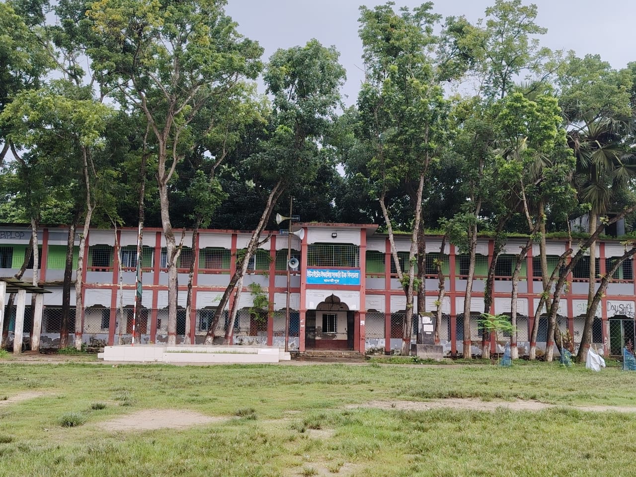 Yigitlar juda chiroyli rus qizini sikishadi. Yalangoch mini yubkalar